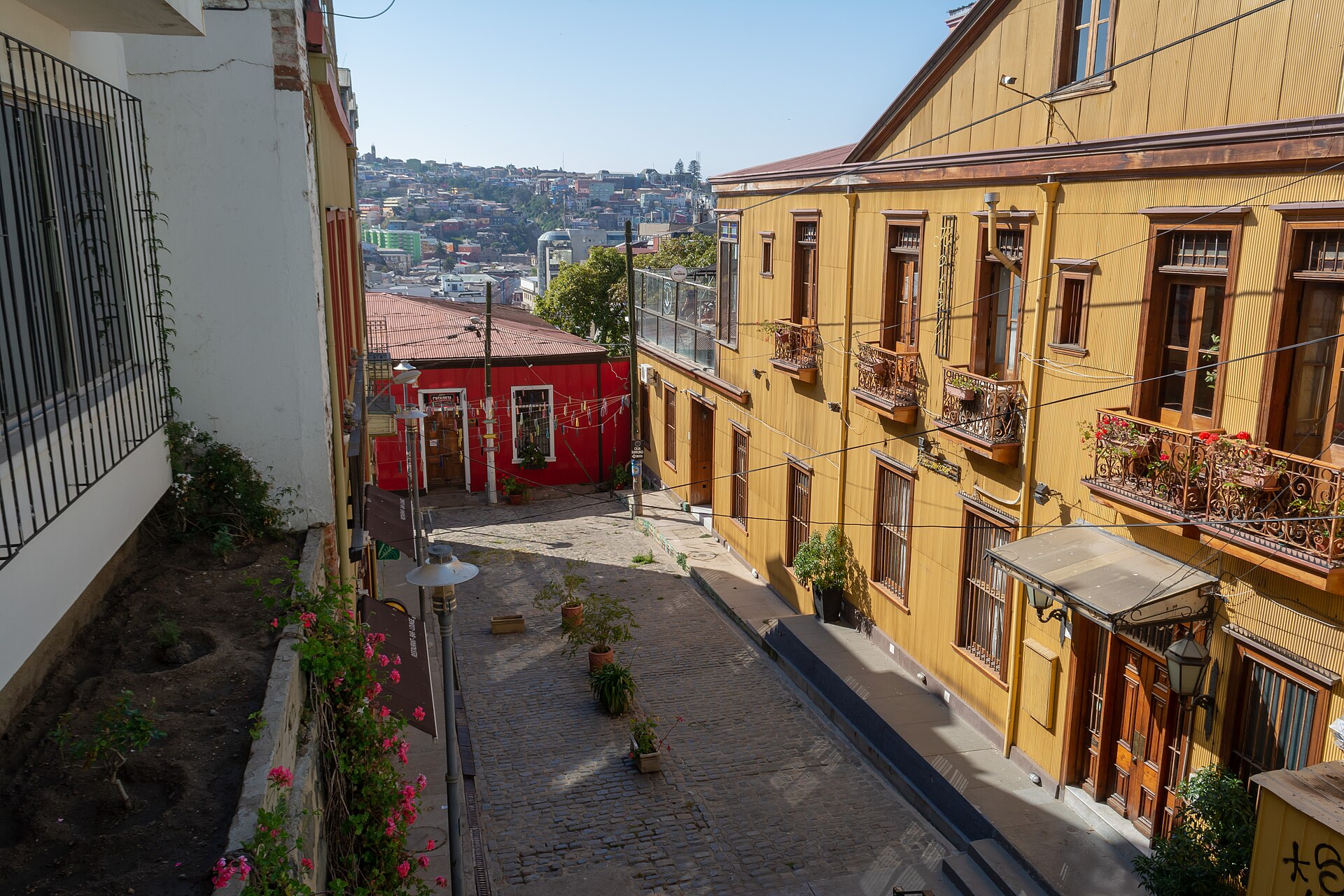 Calle Papudo en el cerro Concepción, Valparaíso, con casas de colores y la bahía al fondo